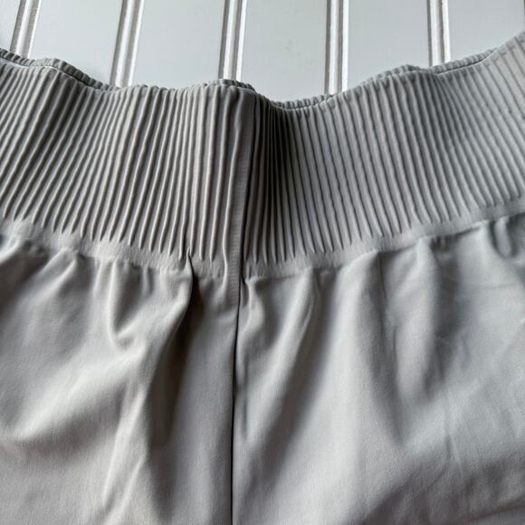 Athleta Cosmic Flutter Tan Short Size M - Picture 4 of 10